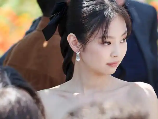 福布斯称jennie有可能获得艾美奖,饱受争议的the idol仍是焦点