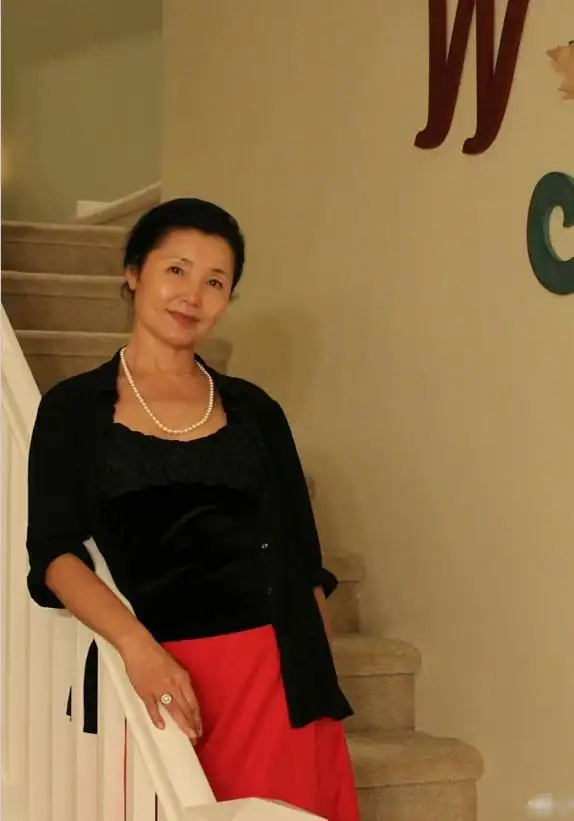 64岁姜黎黎晒与老公近照,夫妻恩爱甜蜜如初,晚年生活有声有色!