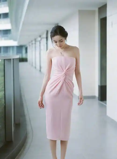 33岁杨幂太敢穿!大胆挑战穿"浴巾裙",这身材绝了_衣结_粉红色_位置