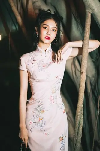 白鹿粉色旗袍装魅力性感写真图片_明星_美桌网