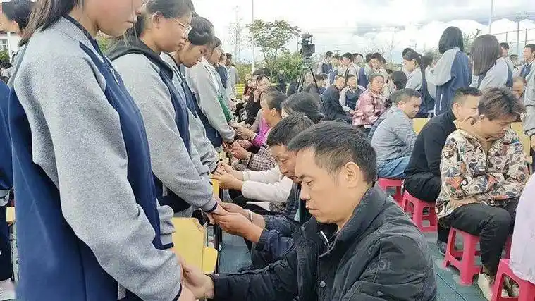 感恩照亮未来,家校共铸辉煌——大理市海东中学举行大型励志感恩家校