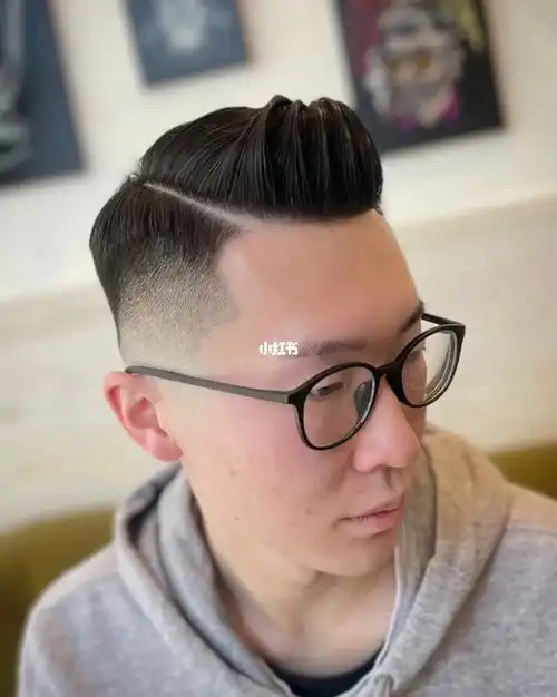 经典侧背油头夏天把头发剪的高高的骄傲