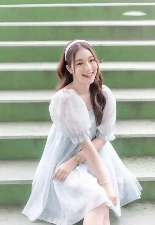 原创穿泡泡袖蓬蓬裙的女生甜美阳光的笑容展现出令人心动的青春活力