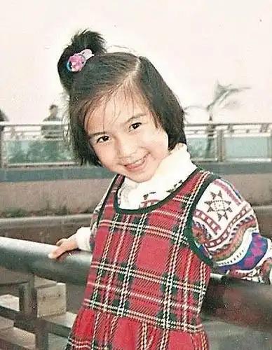 张馨予晒出白衣美照 长发飘飘造型清纯可爱(图)_明星八卦_新闻频道_福