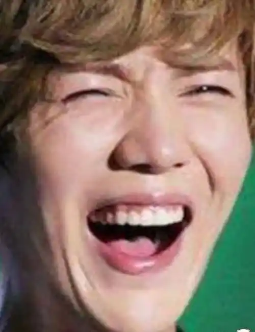 难怪鹿晗总不哈哈大笑,看到他唯一一张"大笑照",丑到判若两人