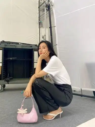 身穿白色t和黑色皮裤……|周雨彤_新浪新闻