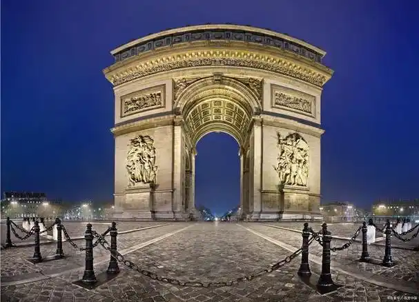 巴黎凯旋门是法国巴黎的一座标志性建筑,位于香榭丽舍大街的西端,连接