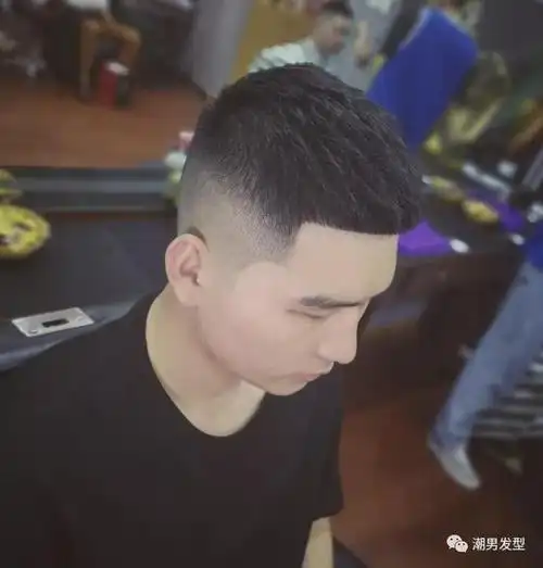 可以尝试这样一款瓜子头发型,把两边的头发铲得干干净净,把上面的头发