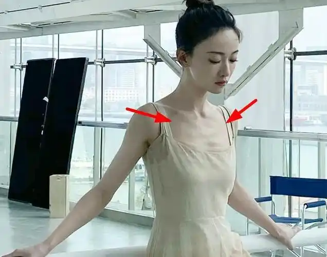 吴谨言穿方领裙跳舞,近景"肋骨"好明显,我不信这是90斤体型_腾讯新闻