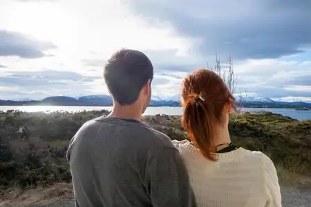 游客情侣在挪威山看海洋照片