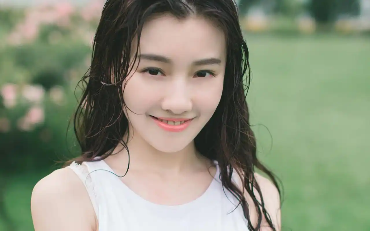 清纯美女户外玩水高清电脑壁纸