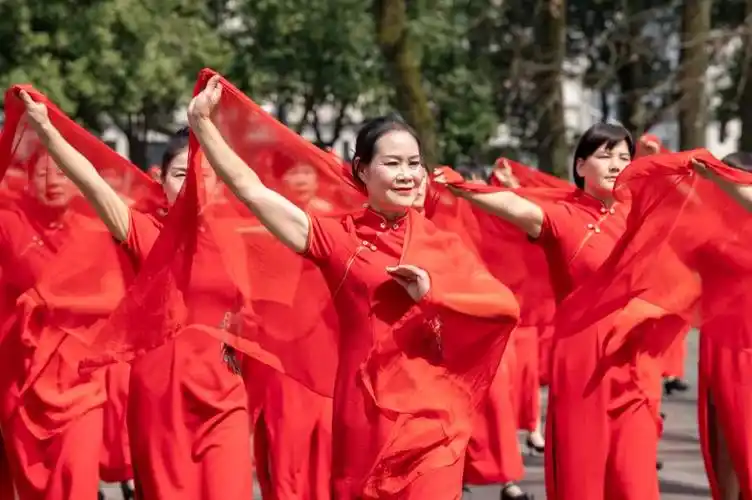 在浙江省金华市武义古城,妇女们在表演旗袍丝巾秀.