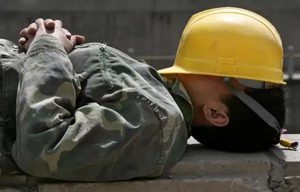 建筑工人在北京一建筑工地附近睡觉