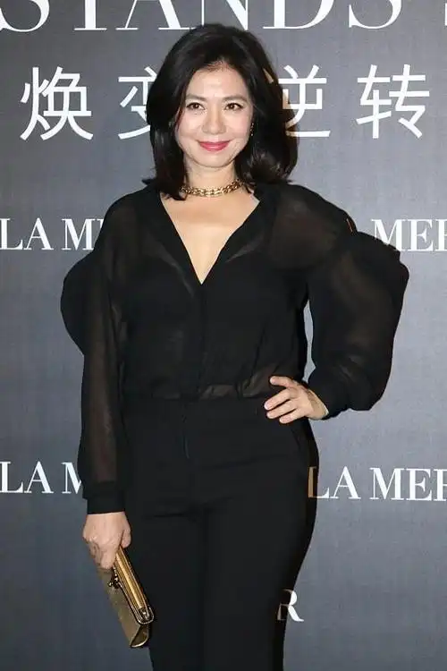 60多岁的钟楚红还是那么惊艳,一袭黑裙优雅高级,生图状态都很美