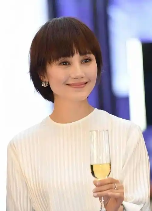 45岁袁泉活得像中年女性典范:短发,裙子过膝,美得惊人_时尚_色彩_气质