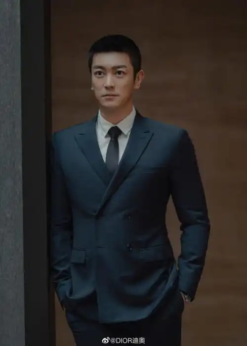 著名演员@杜江侦察记身着迪奥男装经典款西装亮相电影《我和我的父辈