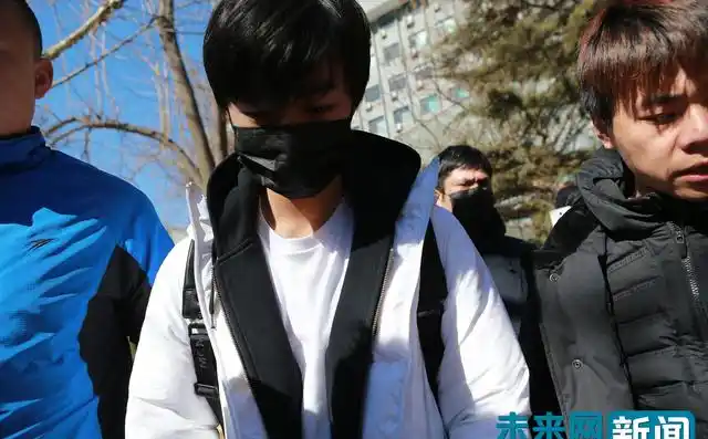 北电艺考三试 王俊凯依旧小白衣黑口罩遮面