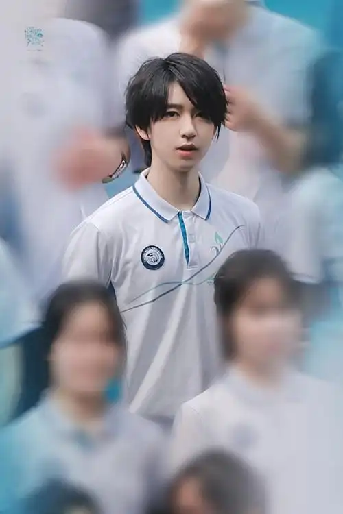 贺峻霖回校拍毕业照#贺峻霖回学校拍毕业照路透~今日份限定男高,青春