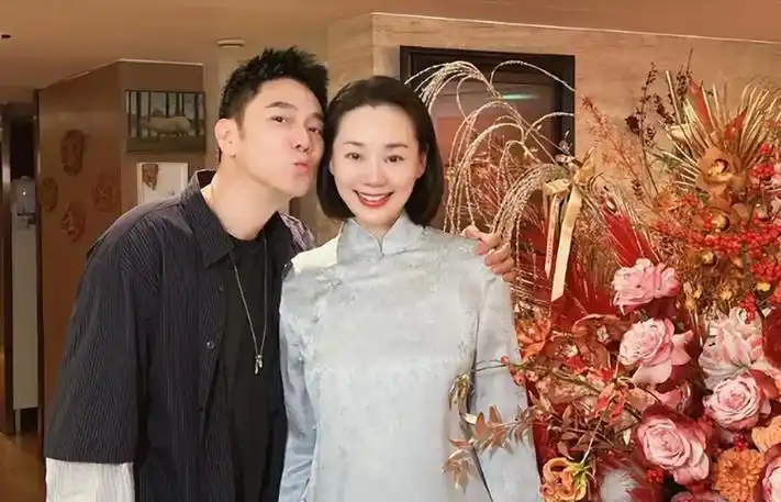 真幸福林依轮为老婆庆生52岁西华仍似少女俩儿子颜值不如爸