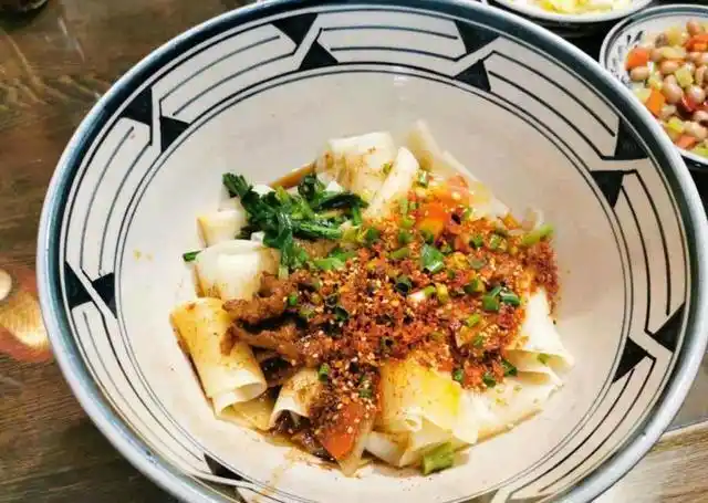 西安必吃榜的美食,他家的碗,在西安面界很少见