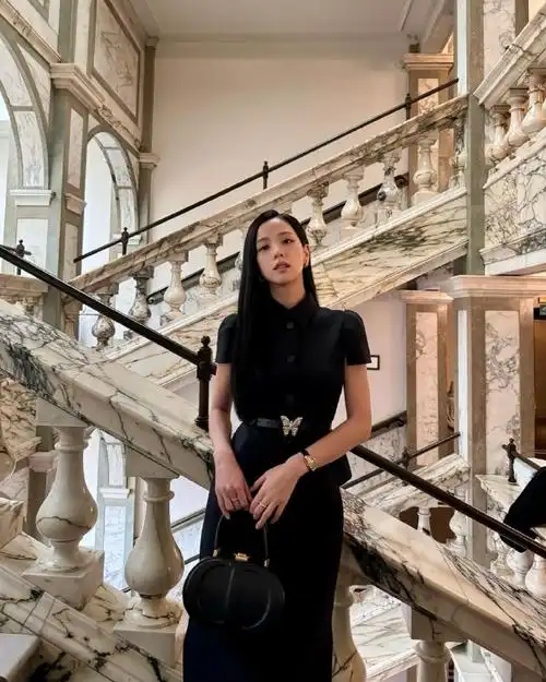 kimjisoo超话#金智秀我们爱你#231125 智秀个人ins更新图片 9p配文:很