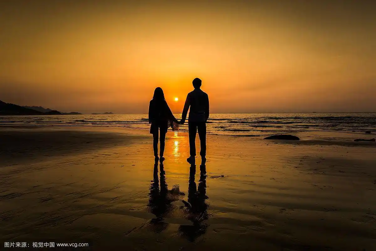 海边看日出的情侣