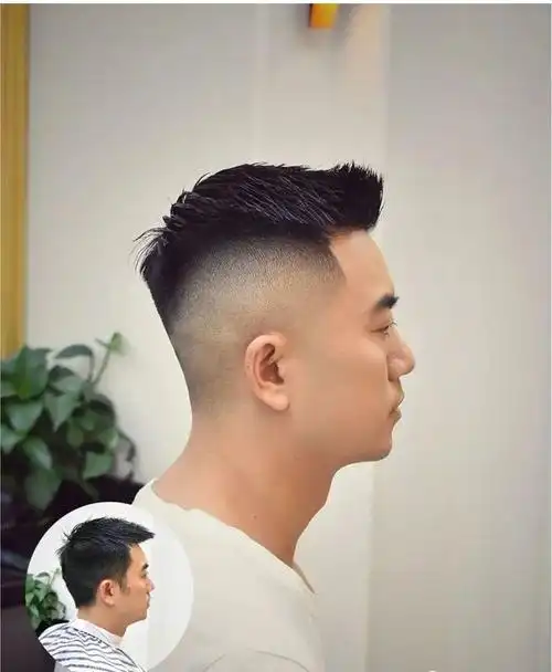 两侧铲短男士发型当中,飞机头算是比较立体的,炫酷有型是很多男士的最