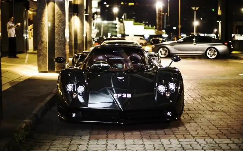 帕加尼zonda f黑色超级跑车的前视图,城市,街道,夜晚 壁纸 - 1440x900