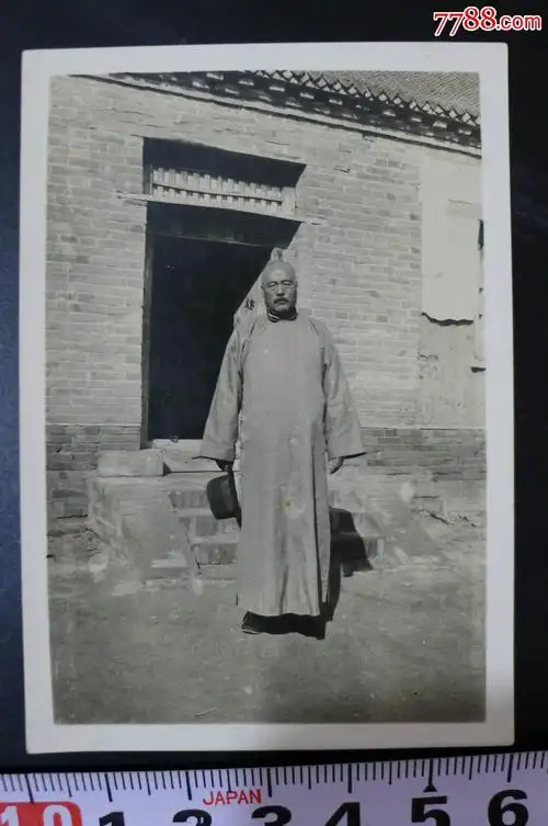 民国,穿长衫手拿礼帽的光头乡绅.6*8.
