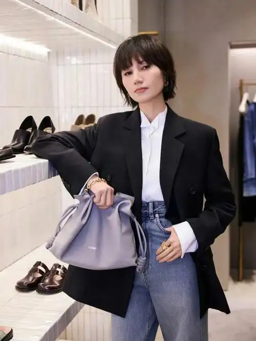 袁泉穿搭教科书!西装牛仔喇叭裤演绎职场时尚,优雅知性迷倒众人