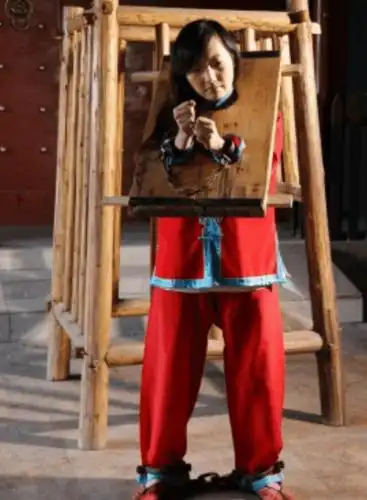 古代女犯人都戴着脚镣, 她们如何换贴身内裤? 方法很难想到