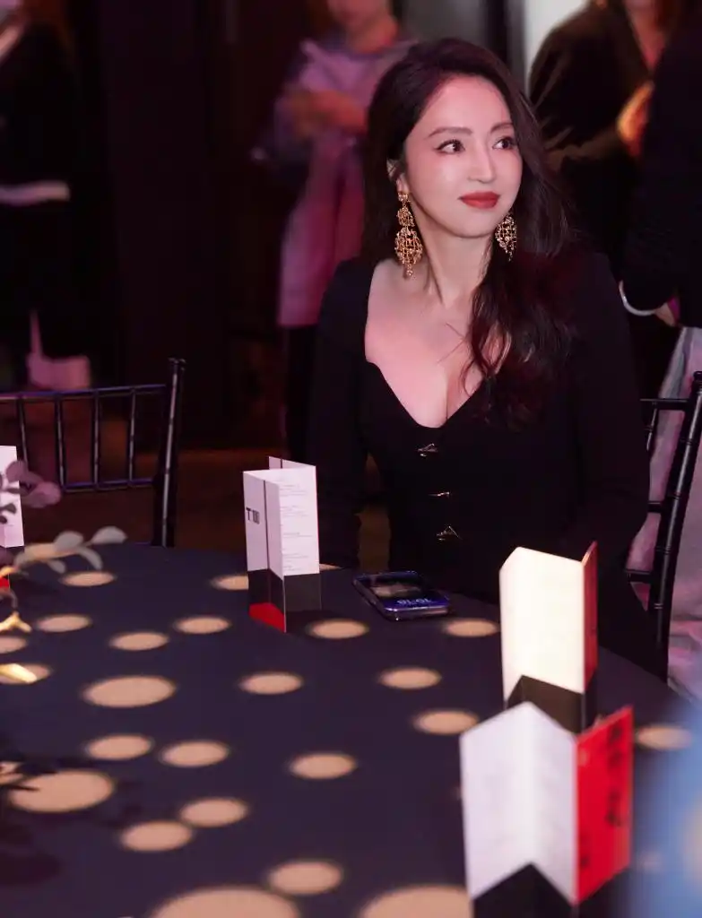 董璇出席锦绣之夜活动 拍摄极简风小黑裙造型写真