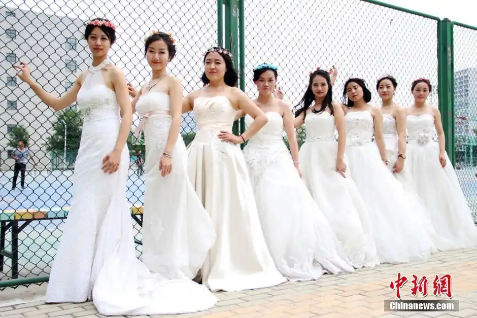 组图:女大学生拍集体婚纱照纪念毕业