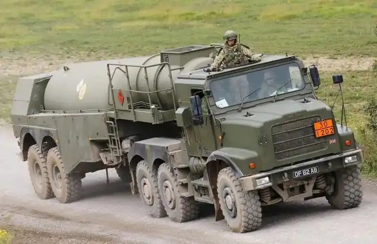 名司机在内的将近200名军用油罐车操作人员将从4日起提供临时性支援