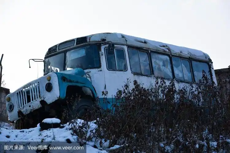森林里废弃的旧公共汽车