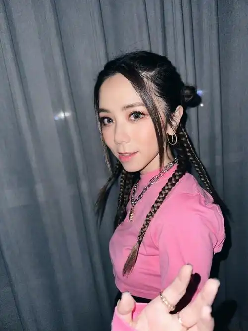 邓紫棋粉红芭比