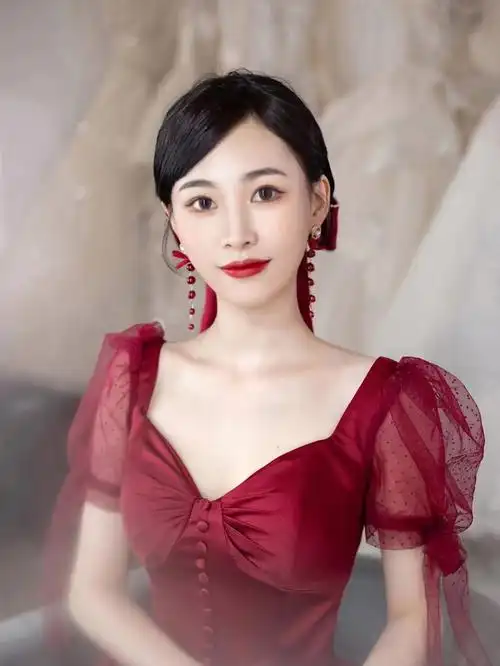 低发髻配大红色蝴蝶结发型精致感十足#株洲新娘  #株洲新娘备婚