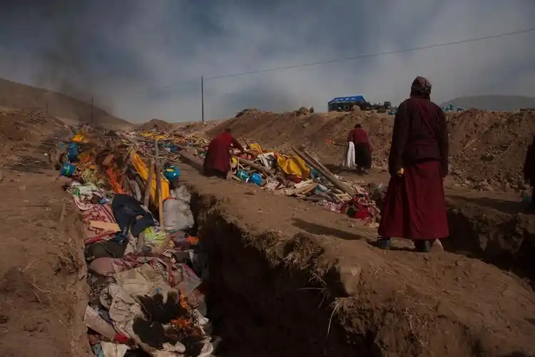 玉树地震遇难者千人火葬现场图