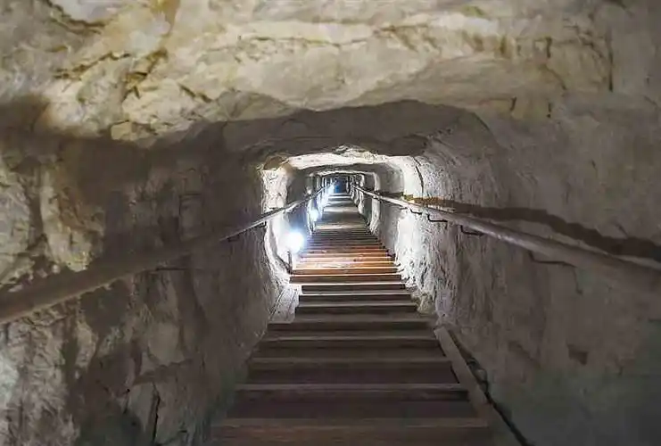 弯曲金字塔内部. 新华社记者 李琰