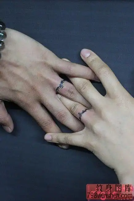 情侣对戒个性手指纹身作品