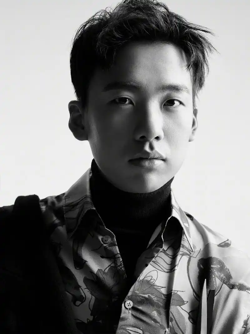 张若昀郭麒麟合体,同样搭配黑色造型,网友:范家兄弟太像了!