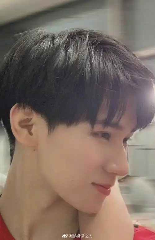 真的会很爱生图镜头下的张真源 宽肩双喉结大长腿苏死谁了……__财经