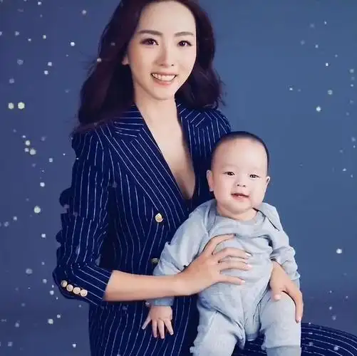 央视最美主持人李思思晒中秋全家福 首次晒出老公照片惊艳众人