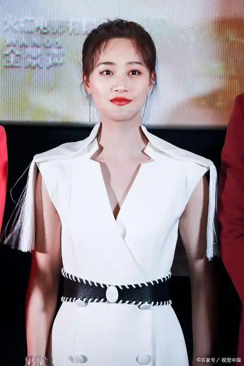 蓝盈莹彻底放开了,罕见大尺度真空穿深v连衣裙,被身材惊艳了