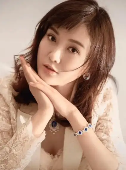 小桃红刘淼近照曝光打扮贵气认不出豪宅客厅摆雕花大梁柱