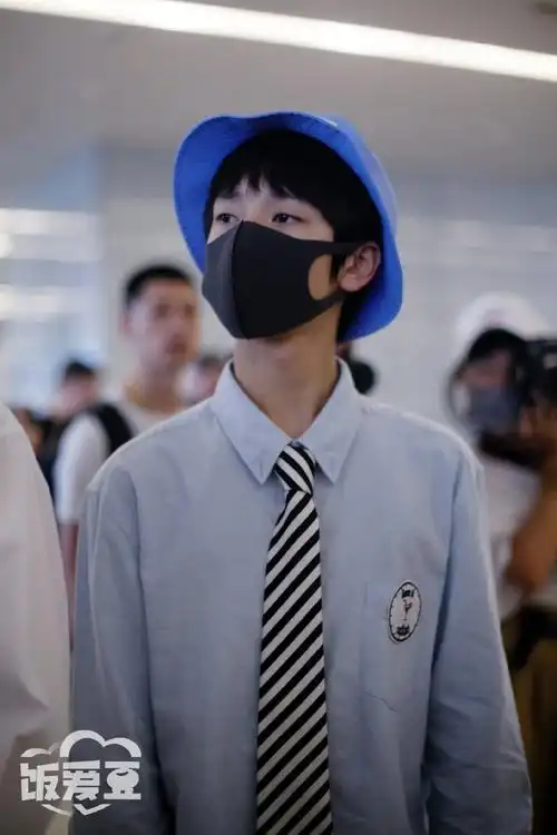 前往广州准备园游会蓝色渔夫帽小熊崽不要太可爱@时代少年团-严浩翔