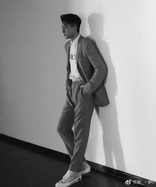 基于这种设计呈现的修饰刘恺威的身材比例自然也得到了很好的展现