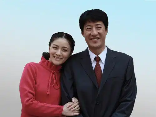 剧照《我们的快乐人生》胡可剧照新浪娱乐讯 由鄢颇[微博]执导,于震