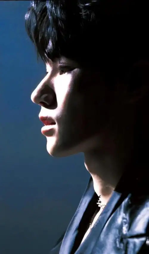 张真源,绝美侧颜 附赠 "喉结.