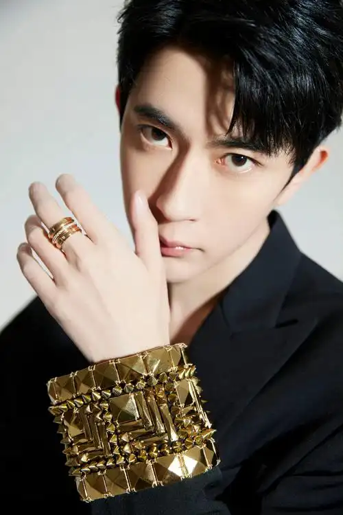 于朦胧黑色西装造型黑色深v性感迷人解锁全新角色